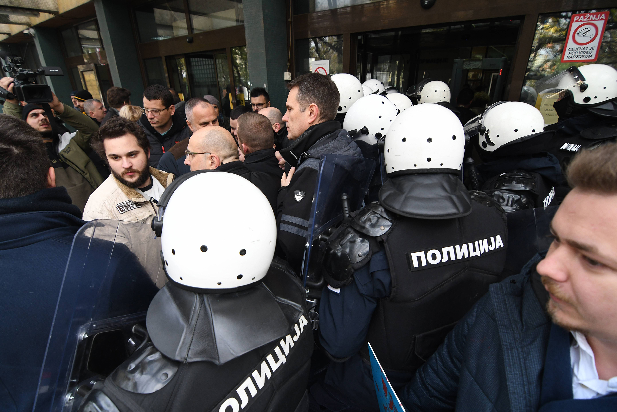 POSLANICI I ODBORNICI BLOKIRALI ZGRADU SUDA U NOVOM SADU