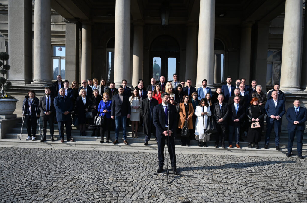 TEKST ZA STAV (ZA SREDU 21. FEBRUAR)
Piše Ivan Mrđen: Kad istekne rok trajanja, Mrđen, ALEKSANDAR ŠAPIĆ
SKUPŠTINA GRADA BEOGRADA
BOJAN ANDREJIĆ
SLOBODAN GEORGIEV
ARH. ĐORĐE STANKOVIĆ
IZBORI 17. DECEMBRA 2023.