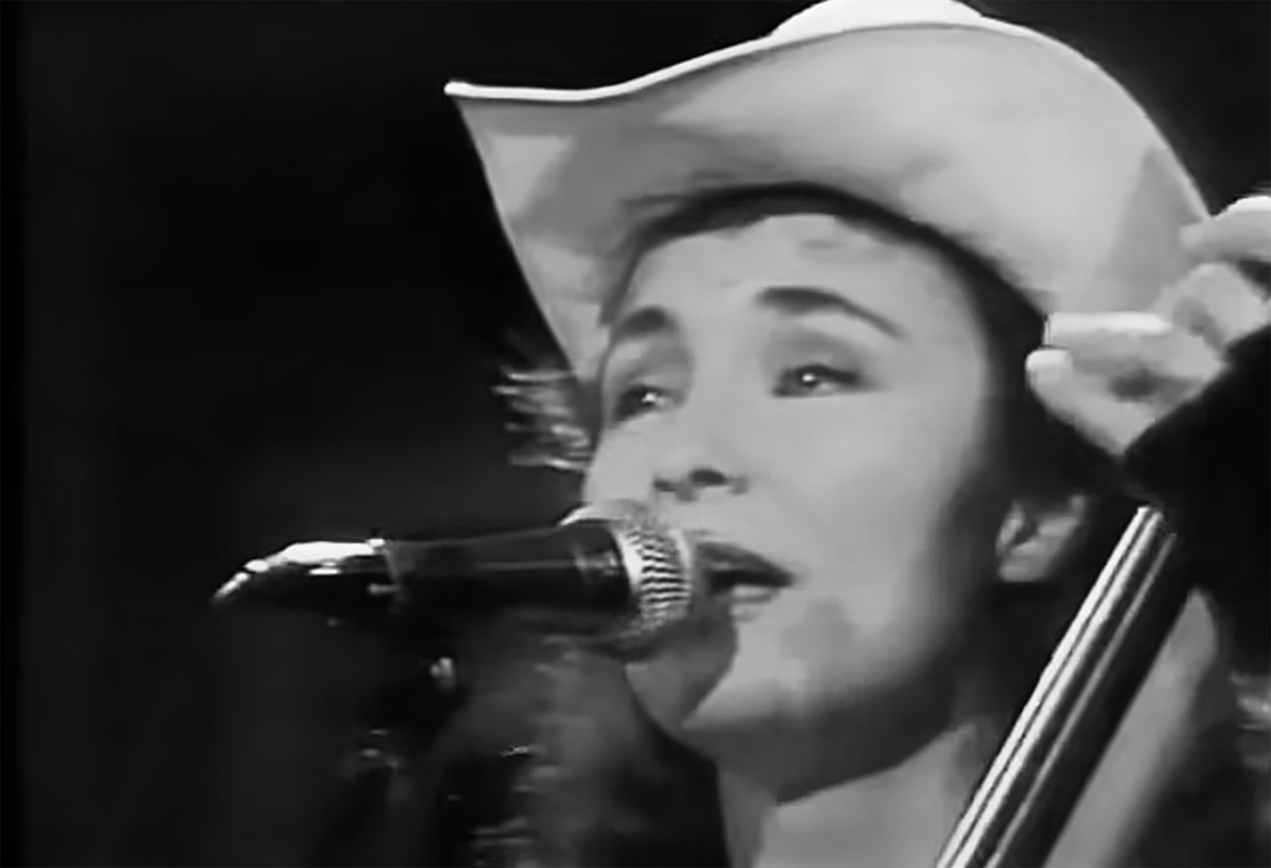 Laura Lynch, one of the founding members of the country music juggernaut the Dixie Chicks, has died in a car crash outside of El Paso, Texas