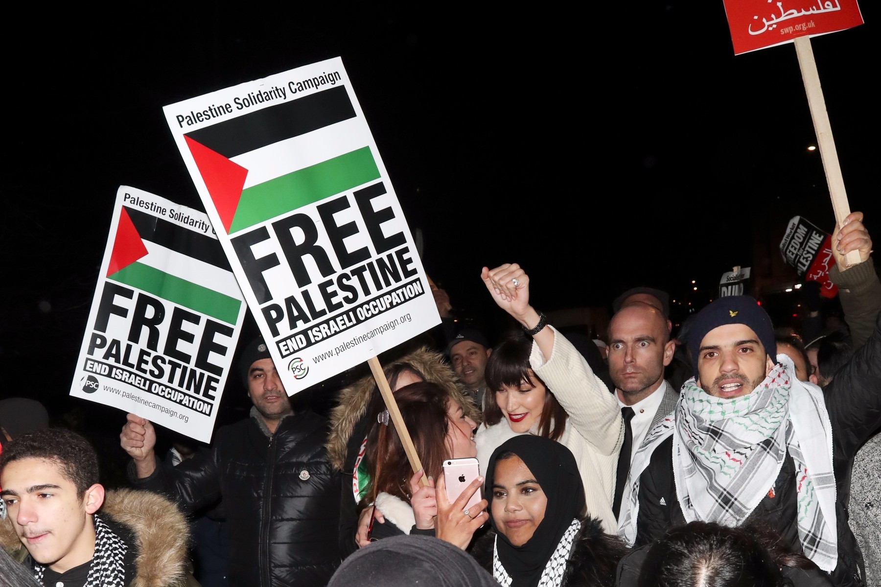 Bella Hadid joins the Free Palestine protest outside the American Embassy in London / bizi / BACKGRID