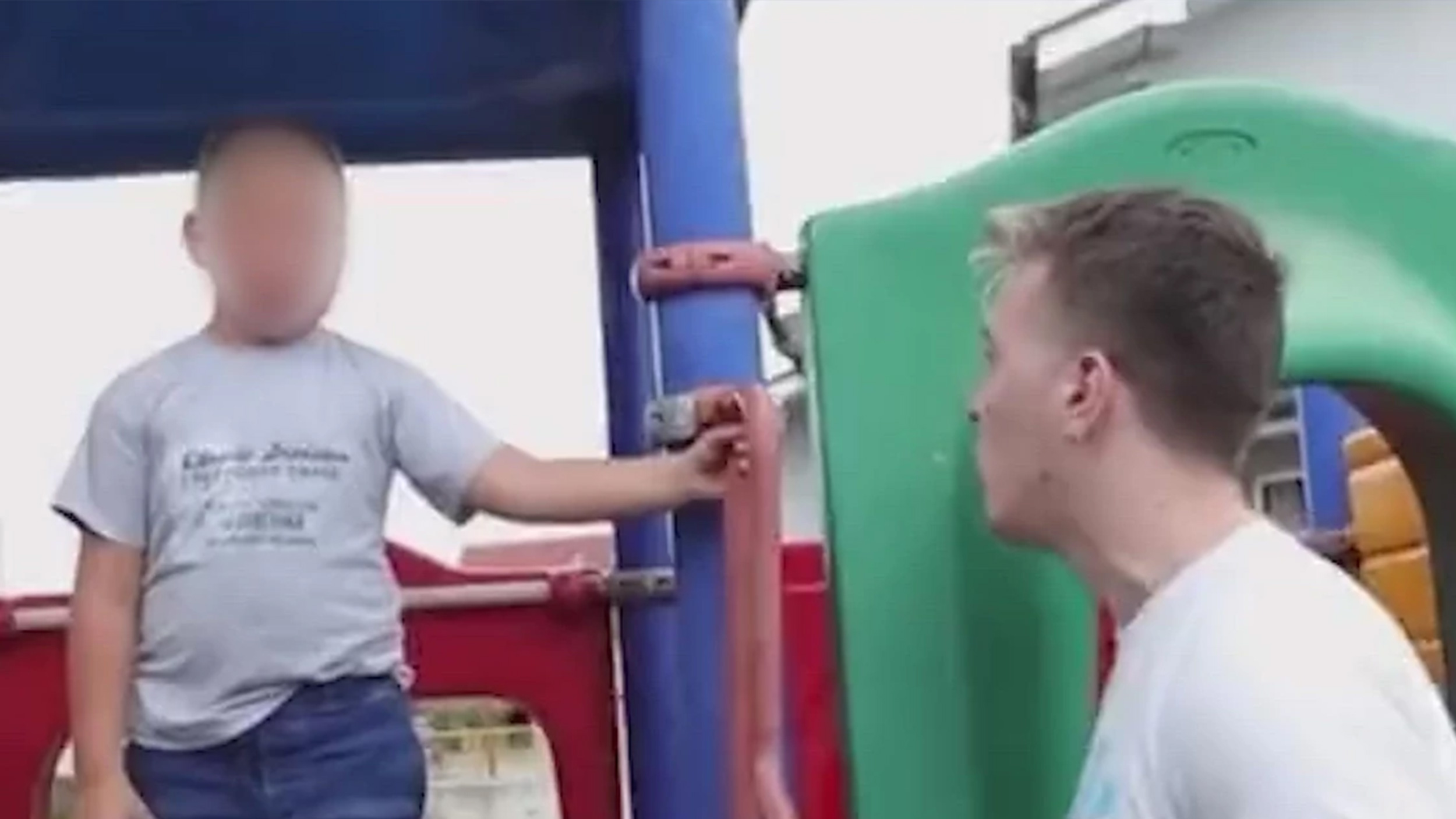 Poznati srpski Jutjuber presretao decu po parkićima i zvao ih da idu na more