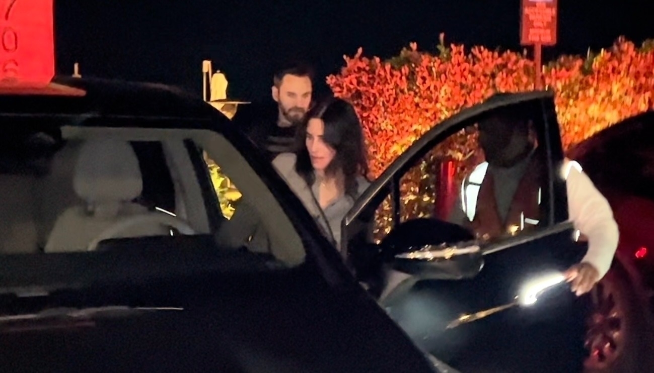 *PREMIUM-EXCLUSIVE* Courteney Cox is seen for the first time since the death of her friend Matthew Perry