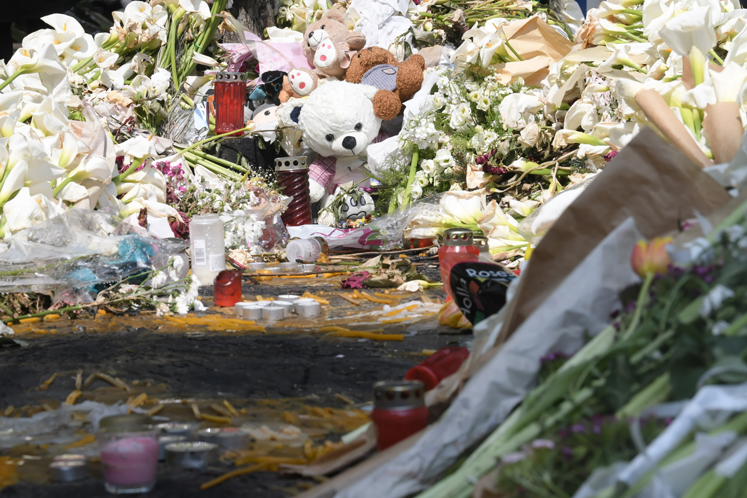 Beograd 08.05.2023. Cveće i sveće ispred osnovne skole Vladislav Ribnikar