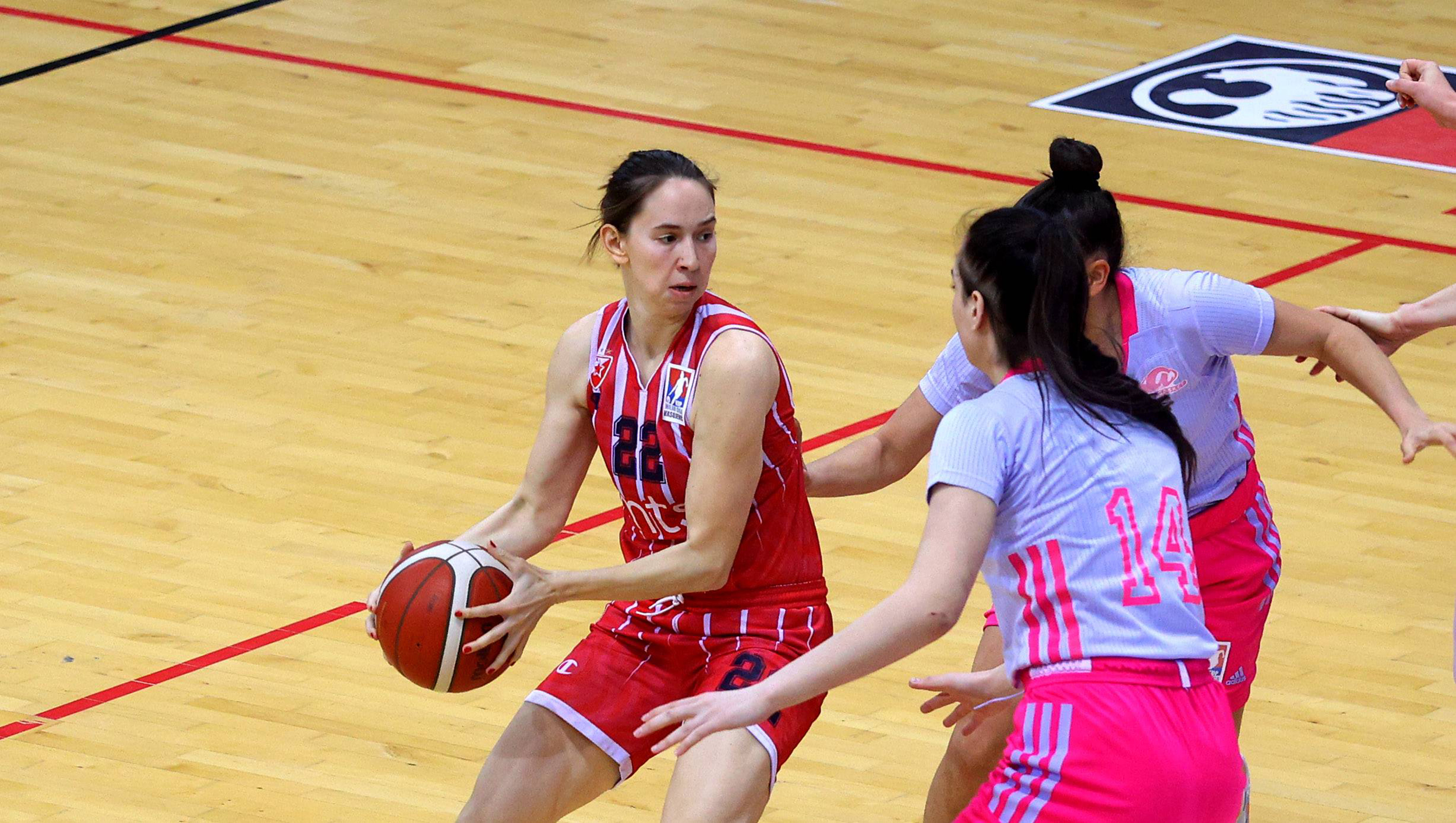 Nis, 20.03.2023. - Kosarkasice Crvene zvezde i Art basketa u akciji tokom utakmice finala Kupa "Milan Ciga Vasojevic", veceras u hali Cair u Nisu. (BETAPHOTO/SASA DJORDJEVIC)