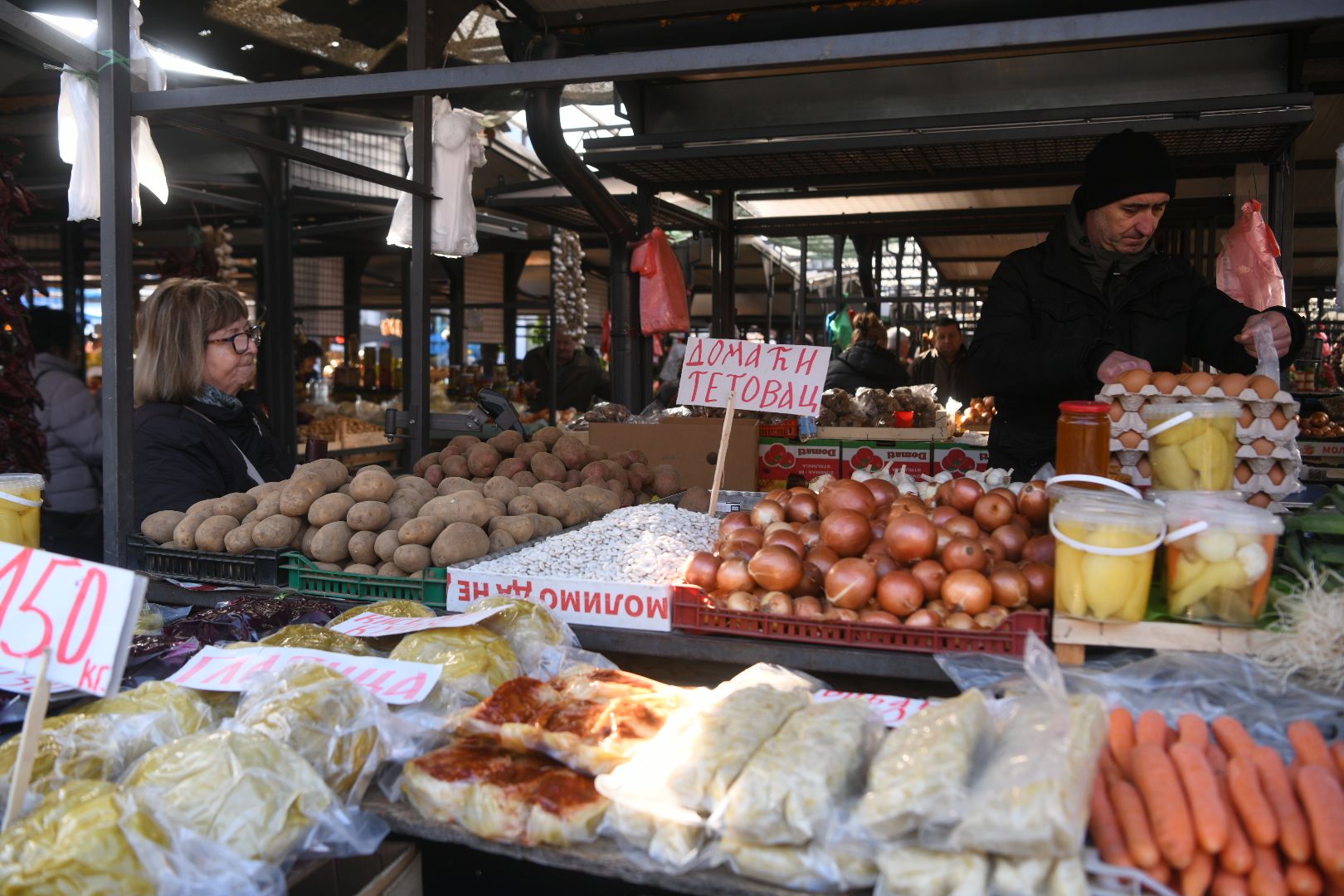 Beograd, 04.01.2023. Pijaca Kalenić, Kalenićeva pijaca, predbožićna atmosfera, tezge, tezga, luk, pasulj Foto: Filip Krainčanić/Nova.rs