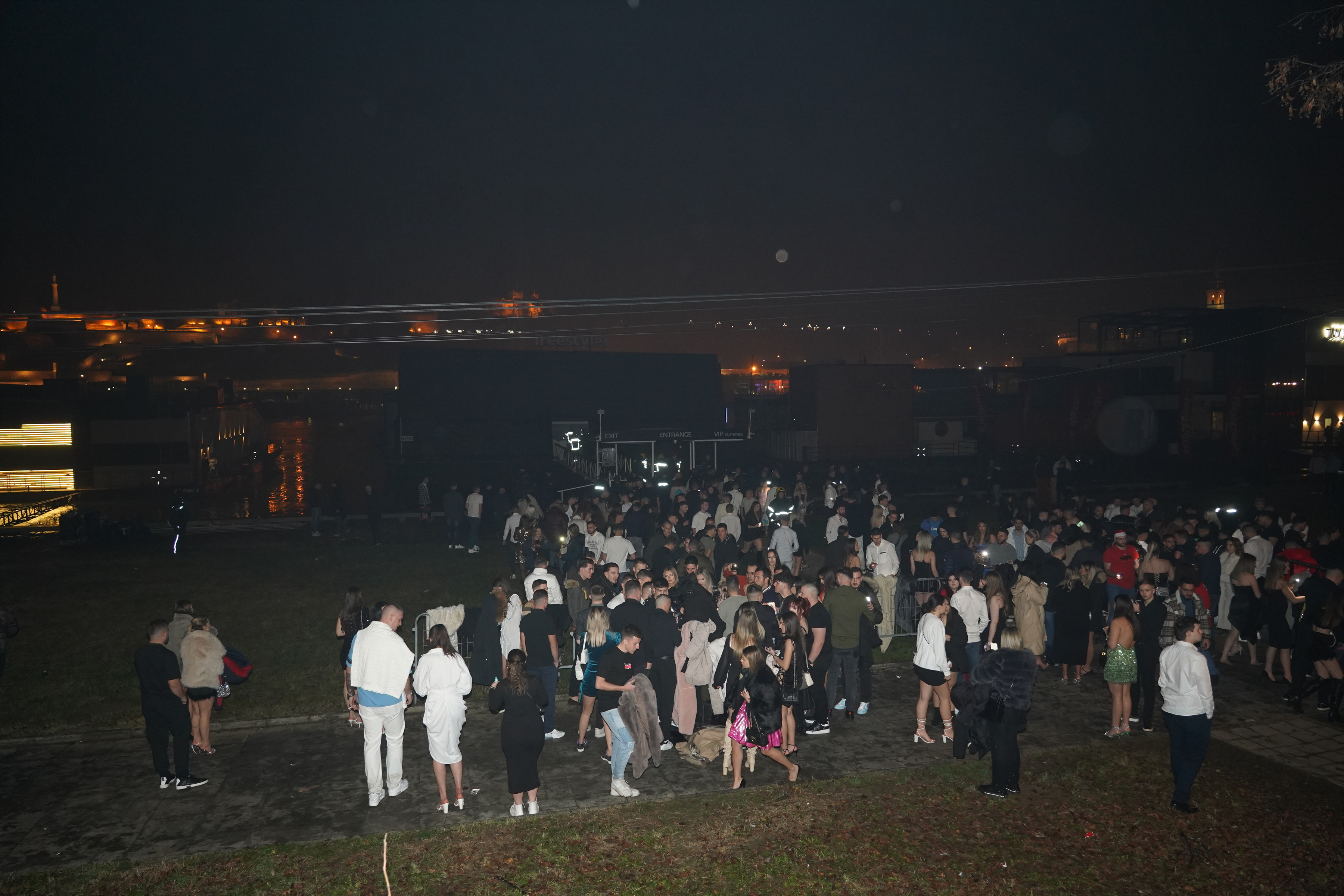 The famous Freestyler raft sank and the police and firefighters evacuated the raft.Poznati splav Freestyler je potonu, a policija i vatrogasci su evakuisali objekat.