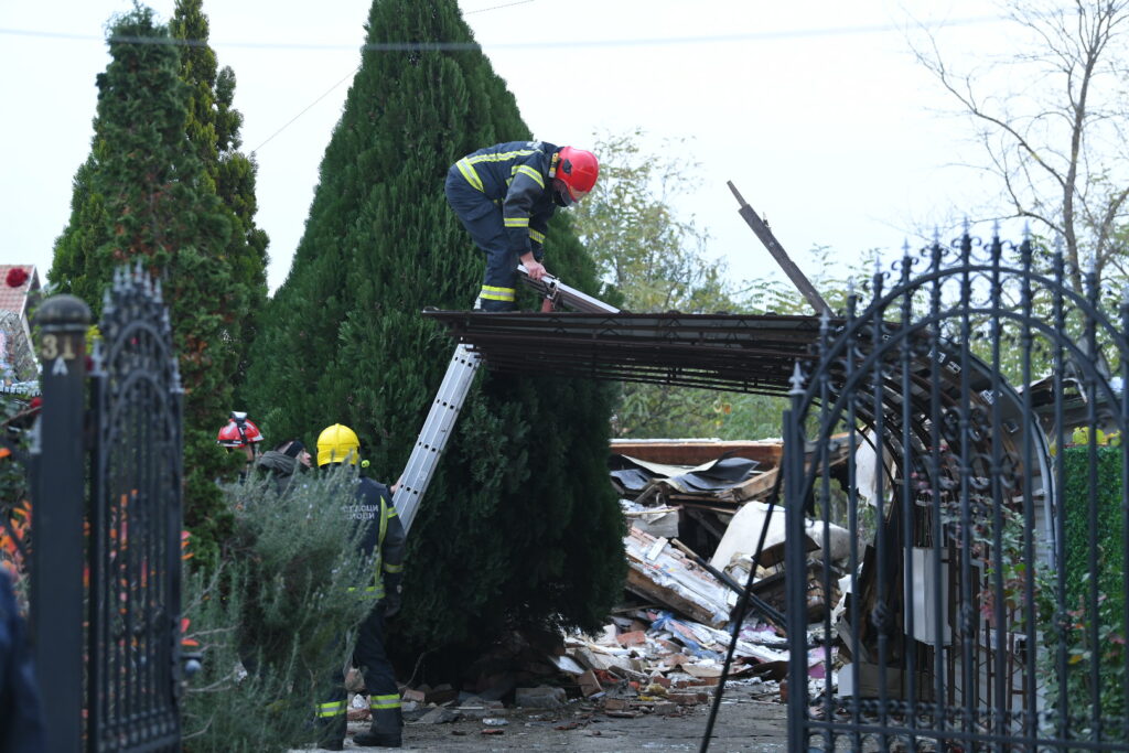 Zrenjanin 24.11.2023. Nesreća, eksplozija u kući, vatrogasci, vatrogasac, hronika Foto: Amir Hamzagić/Nova.rs
