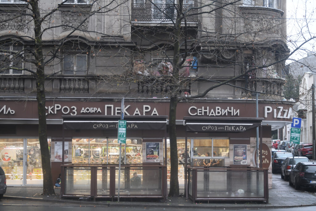 Beograd 11.01.2023. smece, djubre, đubre iznad lokala skroz dobre pekare