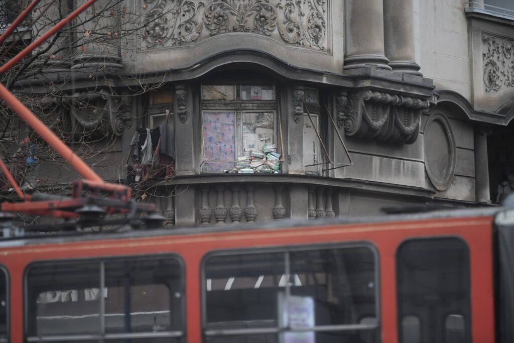 Beograd 11.01.2023. smece, djubre, đubre iznad lokala skroz dobre pekare
