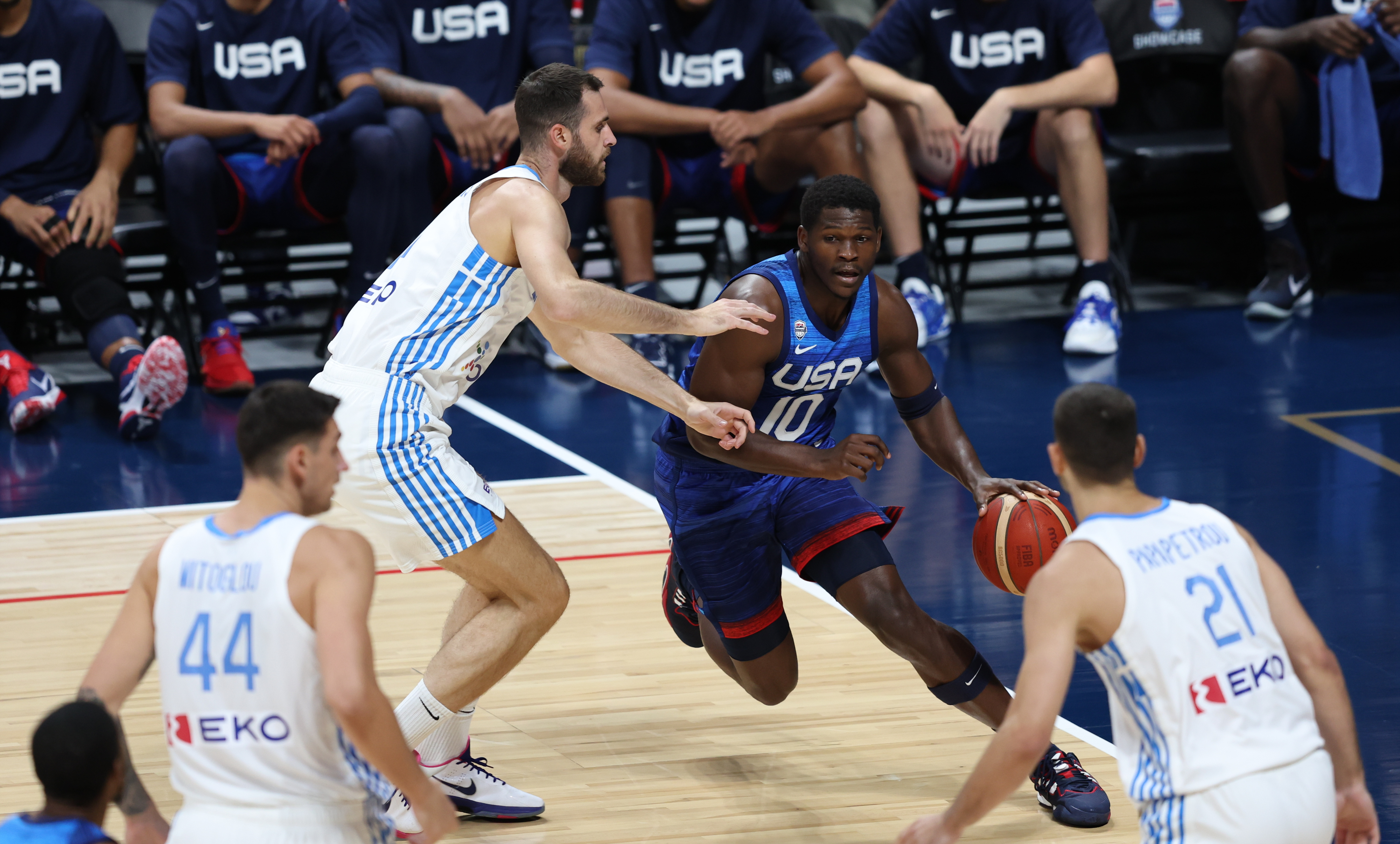 epa10805773 nthony Edwards (2-R) of the US in action in action during the International Basketball Week game between the USA and  Greece in Abu Dhabi, United Arab Emirates, 18 August 2023.  EPA-EFE/ALI HAIDER  SHUTTERSTOCK OUT