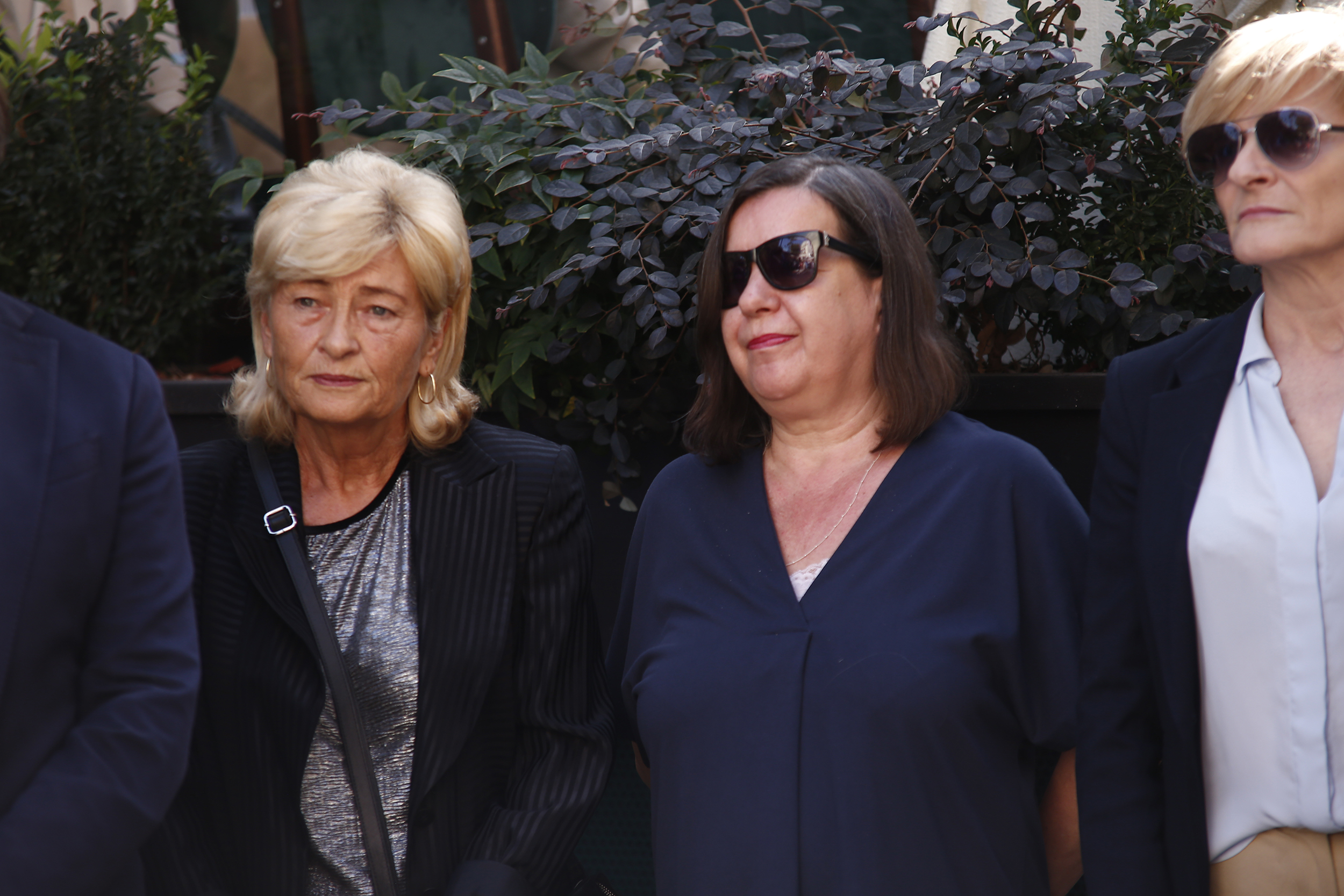 Beograd 02.10.2023. Otkrivanje spomenika Tomi Zdravkoviću u  Skadarliji Foto: Amir Hamzagić/Nova.rs Gordana Zdravković Tomina žena, Žaklina Zdravković Tomina ćerka