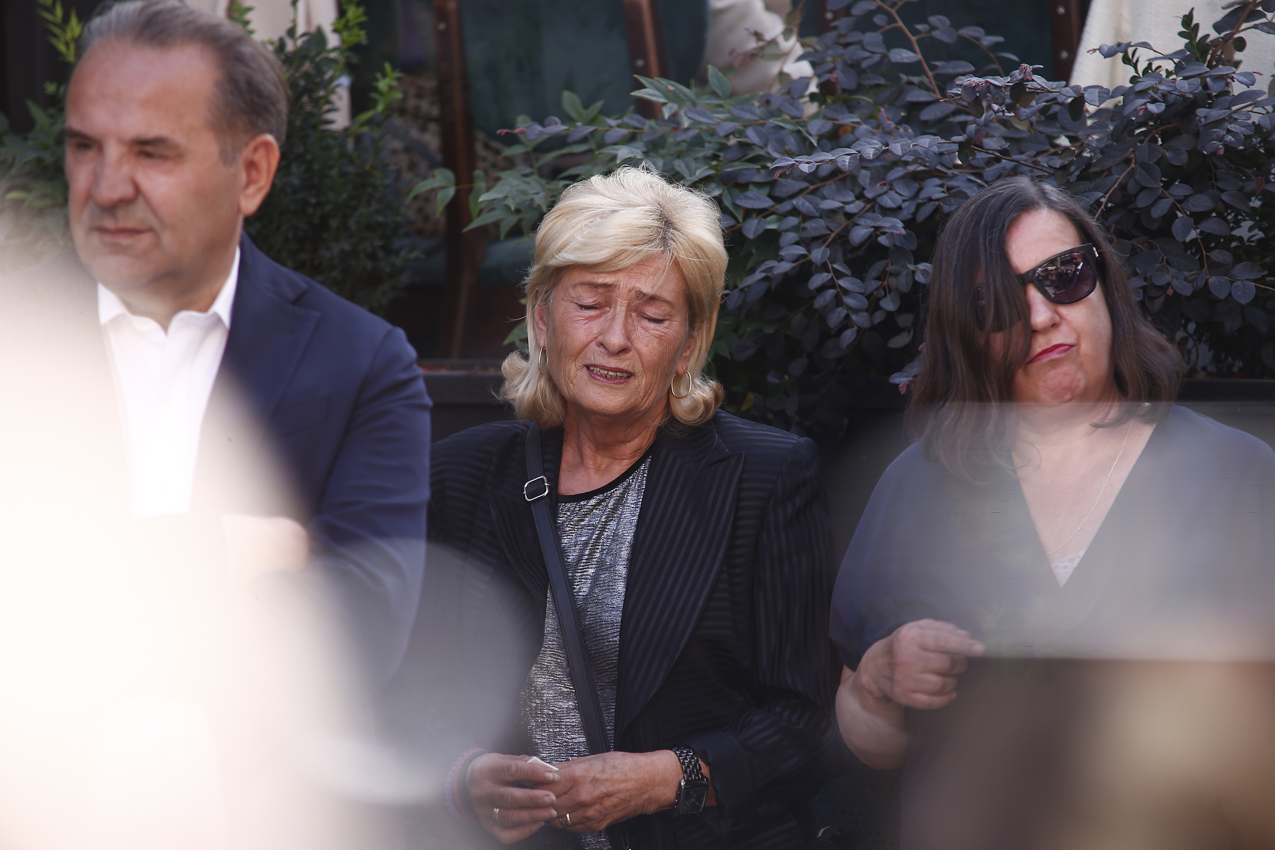 Beograd 02.10.2023. Otkrivanje spomenika Tomi Zdravkoviću u  Skadarliji Foto: Amir Hamzagić/Nova.rs Gordana Zdravković Tomina žena Gordana Zdravković Tomina žena, Žaklina Zdravković Tomina ćerka