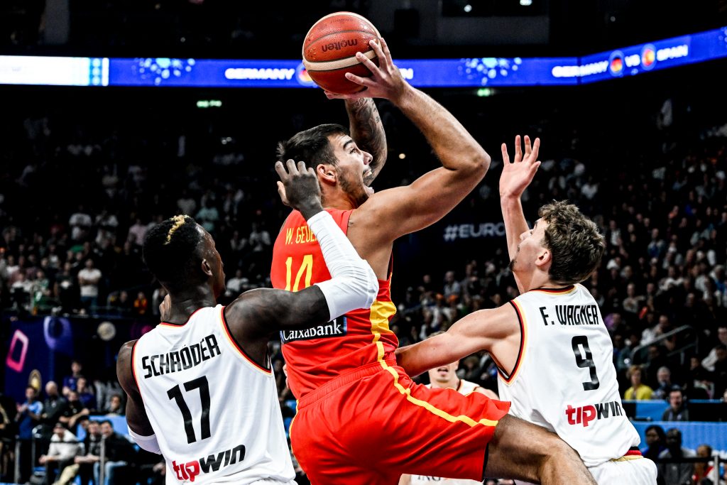 epa10188730 Spain's Willy Hernangomez (C) in action against German players Dennis Schroeder (L) and Franz Wagner (R) during the FIBA EuroBasket 2022 semi final match between Germany and Spain in Berlin, Germany, 16 September 2022.  EPA-EFE/FILIP SINGER