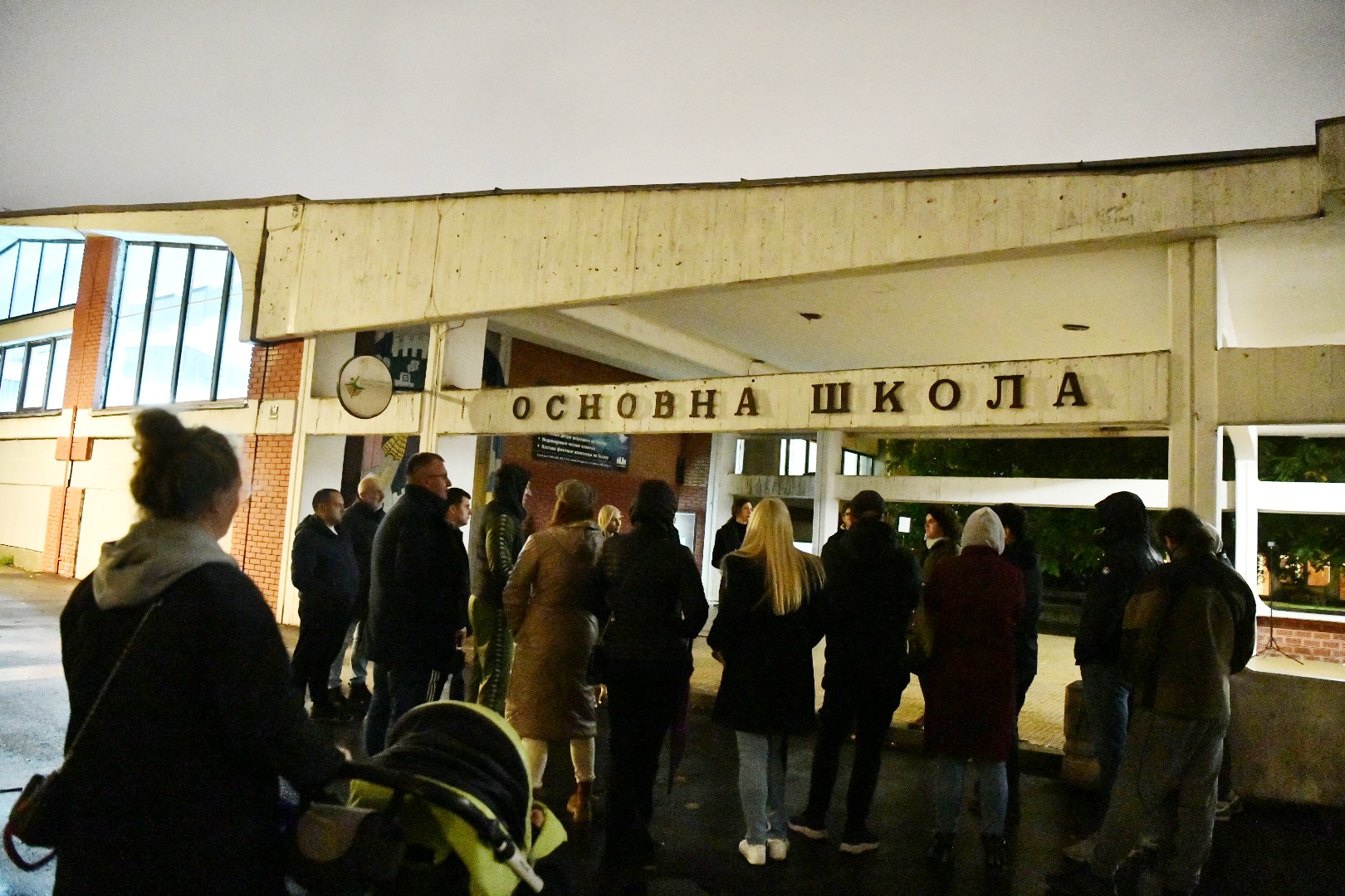 Beograd, 17.11.2023. Osnovna škola "20. oktobar" Novi Beograd, roditelji, protest roditelja, dojave o bombi svaki dan Foto: Vesna Lalić/Nova.rs