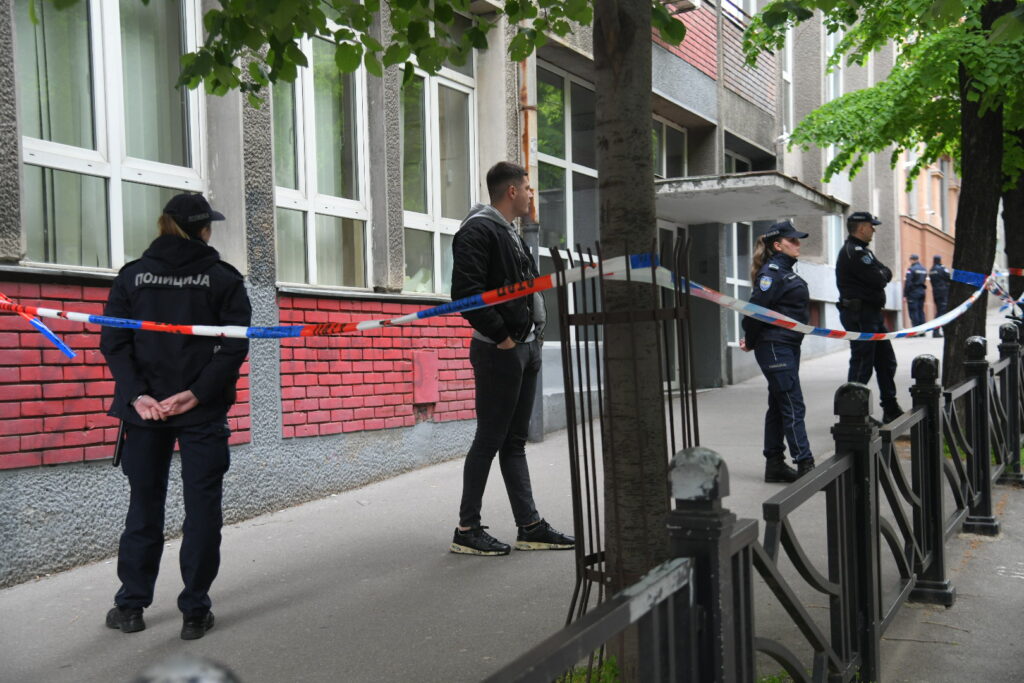 Beograd 03. maj 2023. Posle pucnjave u školi. Pucnjava u Osnovnoj školi Vladislav Ribnikar, učenik pucao na nastavnike i decu. Policija, pucnjava, hronika, Osnovna škola Vladislav Ribnikar Foto: Nemanja Jovanović/Nova.rs