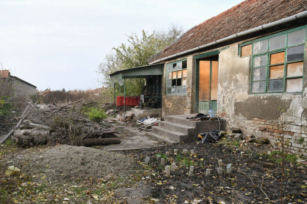 Srpska Crnja 02. decembar 2023. Spaljivanje majka spalila sina S. M. (44) iz Srpske Crnje polila je sinoć benzinom svog sina A. T. (26) i zapalila ga u porodičnoj kući kuca u kojoj se desilo spaljivanje Foto:Filip Krainčanić/Nova.rs