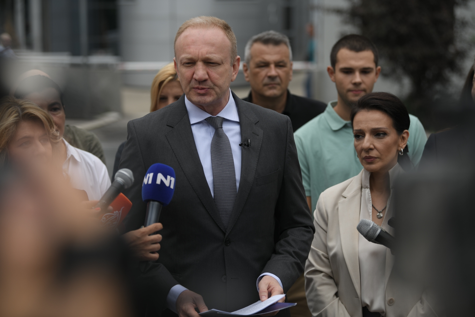 Beograd 16.08.2023. Konferencija za štampu opozicije ispred televizije Pink, Dragan Đilas, Marinika Tepić