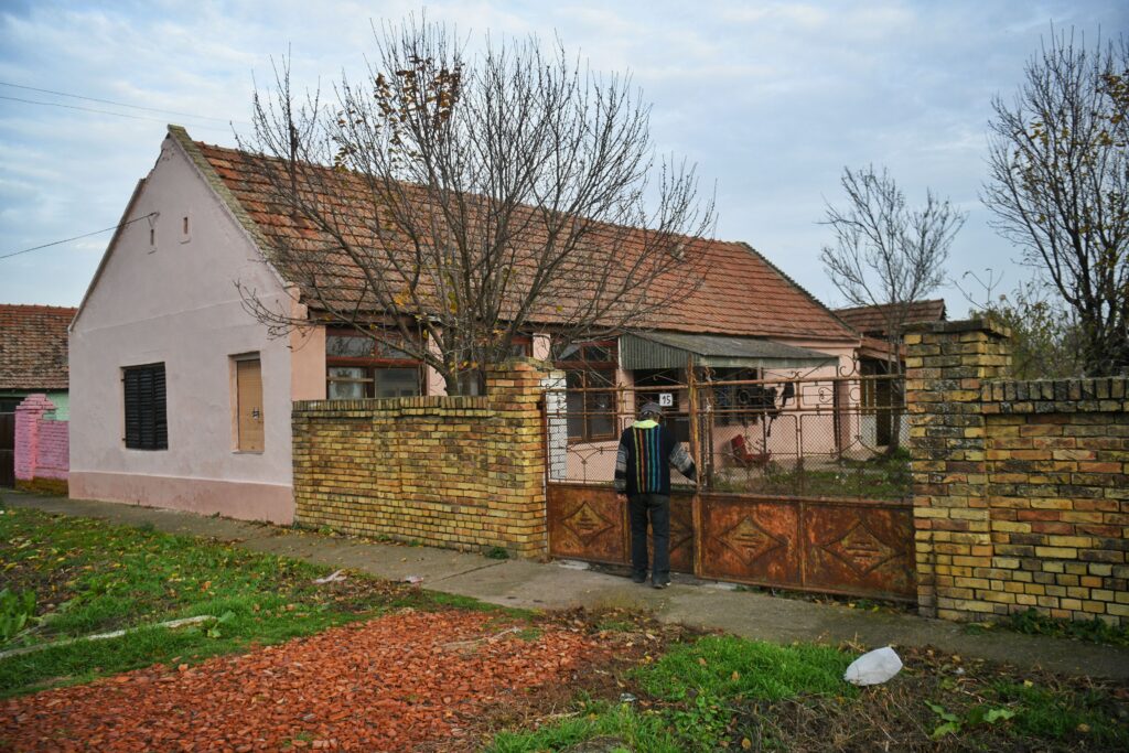 Srpska Crnja 02. decembar 2023. Spaljivanje majka spalila sina S. M. (44) iz Srpske Crnje polila je sinoć benzinom svog sina A. T. (26) i zapalila ga u porodičnoj kući Foto:Filip Krainčanić/Nova.rs