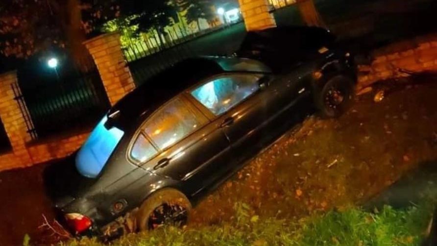 Vrelo, Ub, saobraćajna nesreća, Vrelo kod Uba. Automobil udario u zid dvorišta Crkve Foto: Instagram/192_rs