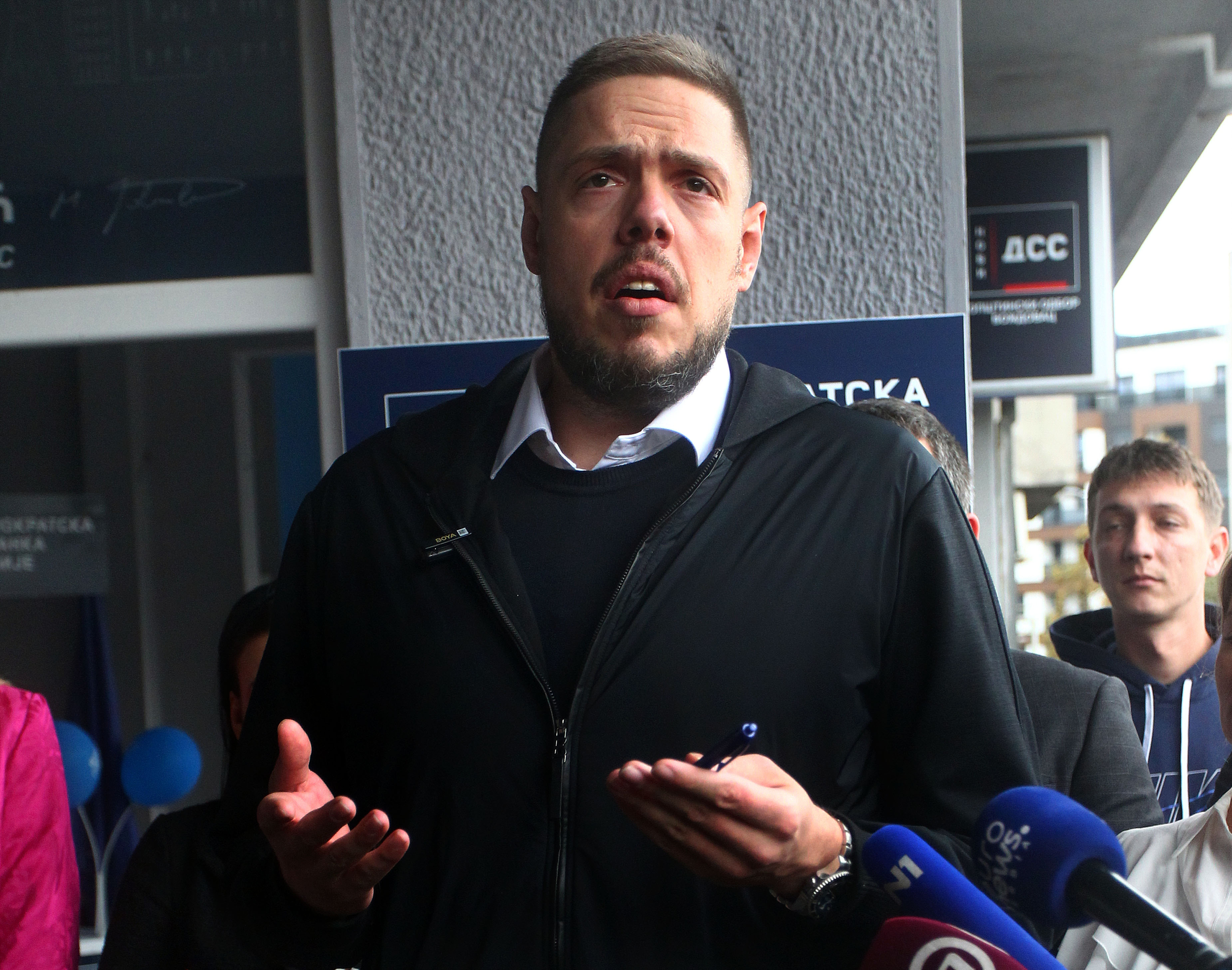 The president of the New Democratic Party of Serbia, Milos Jovanovic, and the former Serbian national basketball player, Vladimir Stimac, addressed the media after signing their support for the electoral list in the Municipal Board of the New DSS.