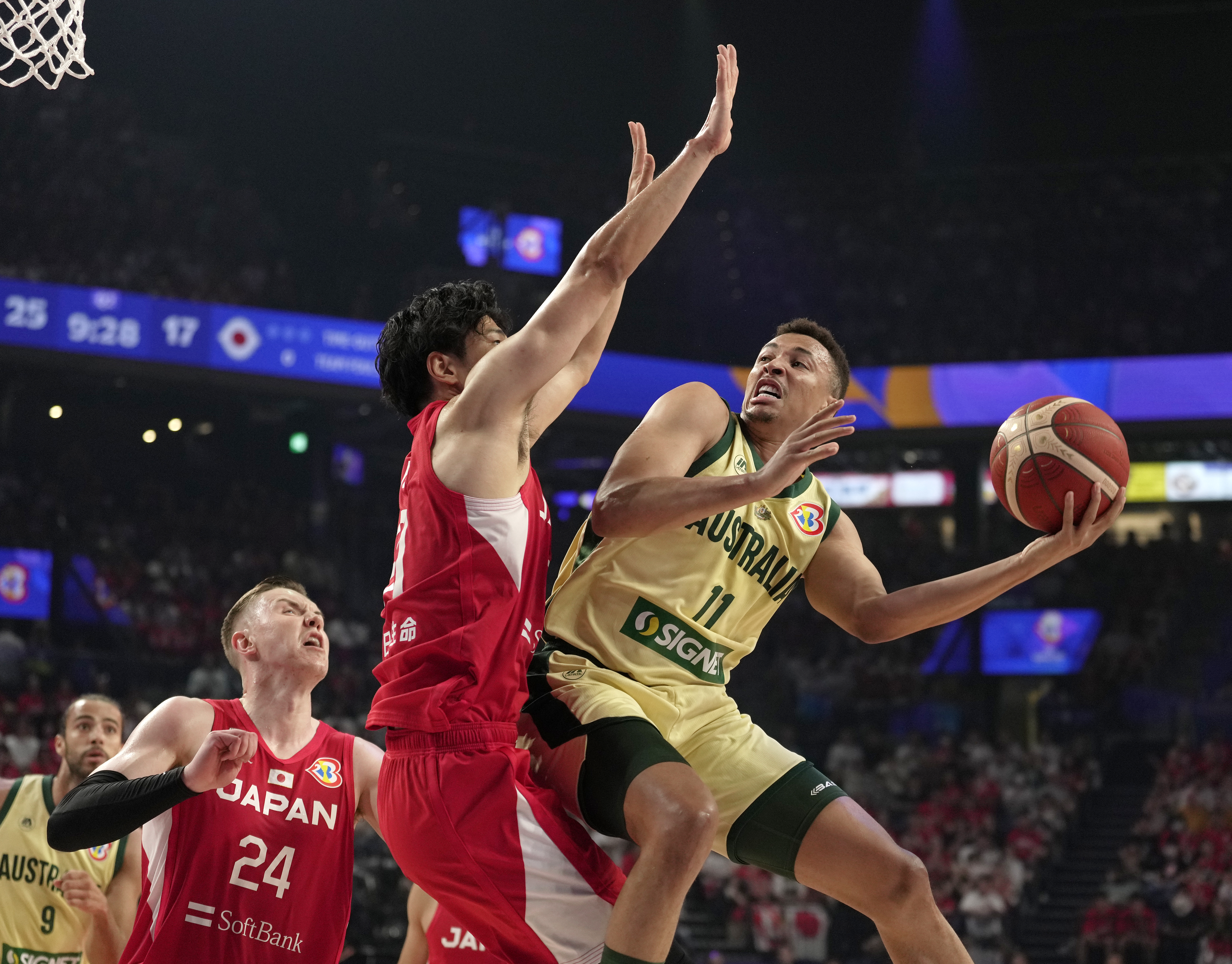 epa10826751 Dante Exum (R) of Australia in action against Hirotaka Yoshii of Japan during the FIBA Basketball World Cup 2023 group stage match between Australia and Japan in Okinawa, Japan, 29 August 2023.  EPA-EFE/KIMIMASA MAYAMA