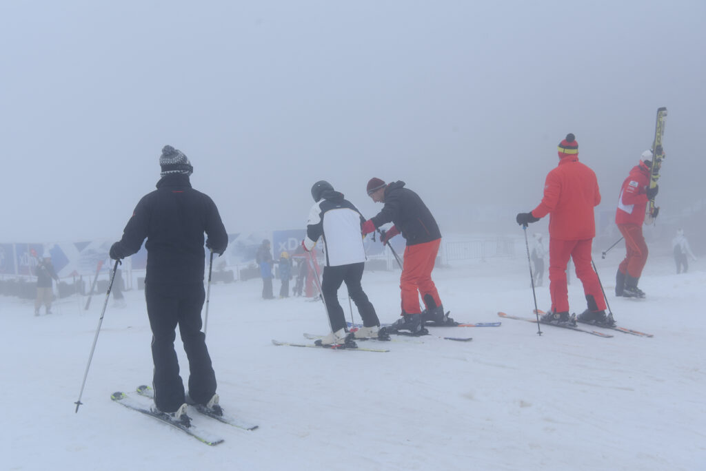 Kopaonik, 8. decembra 2022 - Ski sezona na Kopaoniku danas je zvanièno otvorena besplatnim skijanjem na stazama Karaman greben i Malo jezero, saoptila su Skijalita Srbije. FOTO TANJUG/ MILO MILIVOJEVIÆ/bs