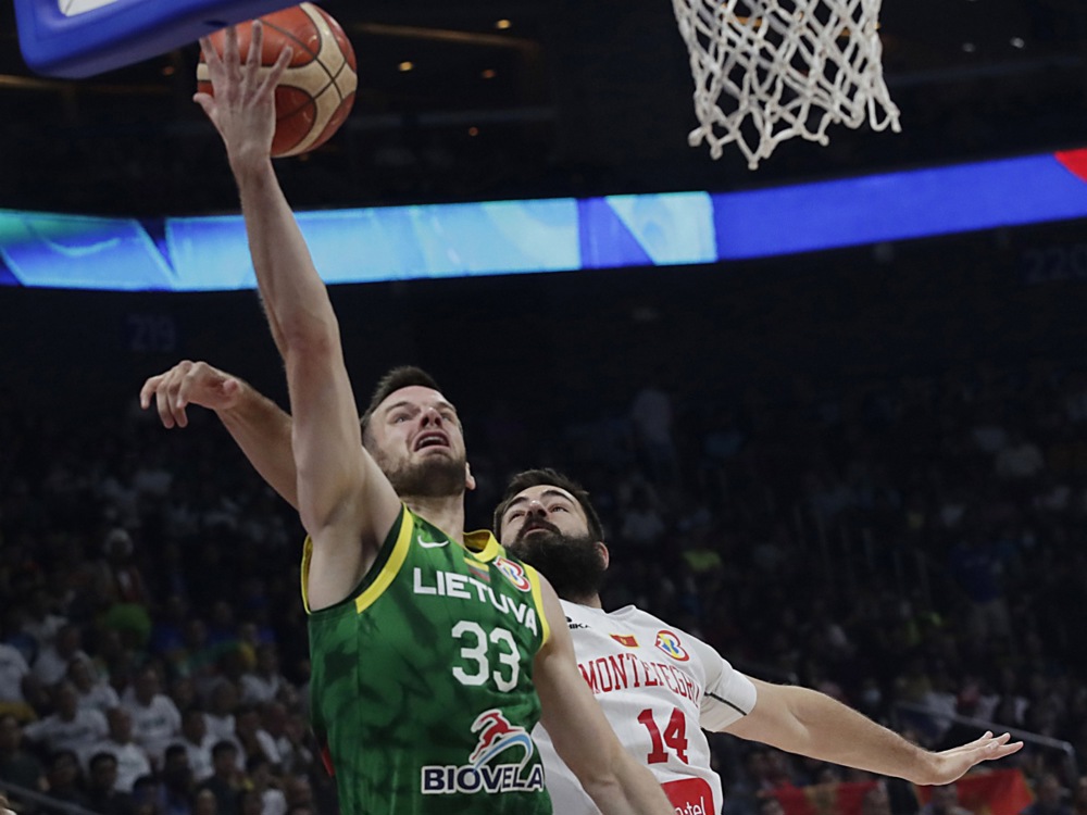 epa10826985 Tomas Dimsa (L) of Lithuania in action against Bojan Dubljevic (R) of Montenegro during the FIBA Basketball World Cup 2023 group stage match between Montenegro and Lithuania in Manila, Philippines, 29 August 2023.  EPA-EFE/FRANCIS R. MALASIG