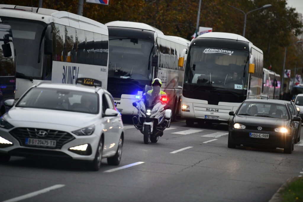 Beograd 02. decembar 2023. Pristalice SNS simpatizeri dolaze na skup SNS u Stark Arenu, Srpska napredna stranka autobusi Foto:Vesna Lalić/Nova.rs