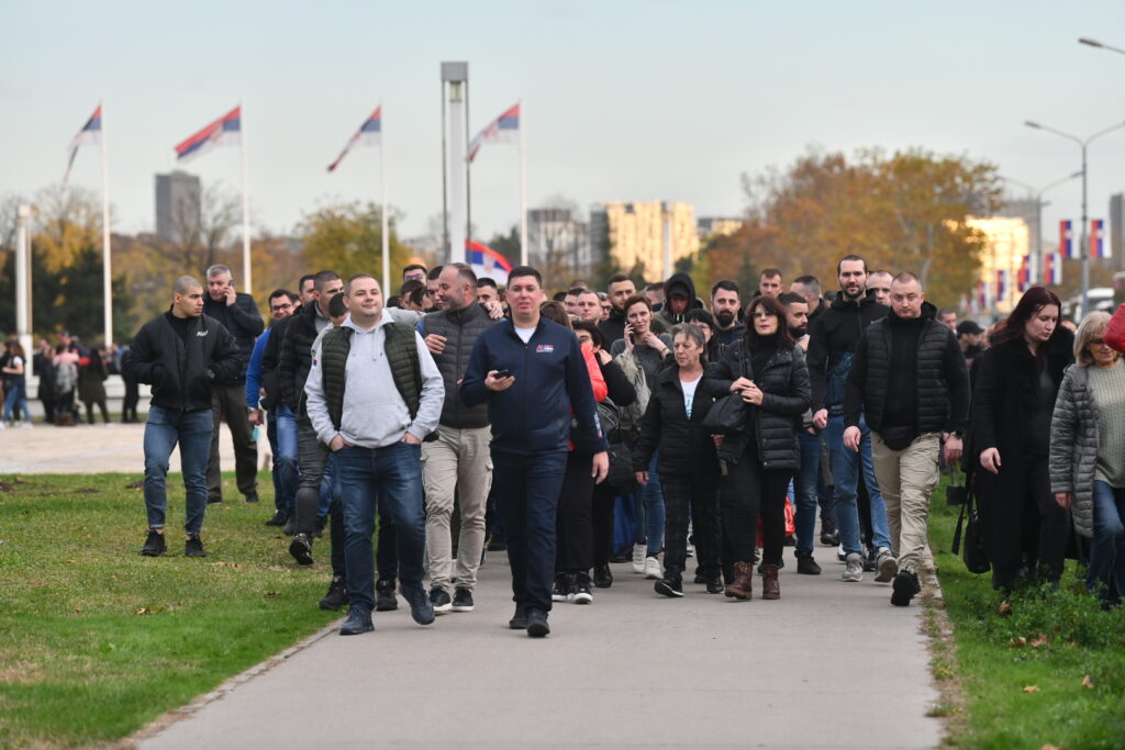 Beograd 02. decembar 2023. Pristalice SNS simpatizeri dolaze na skup SNS u Stark Arenu, Srpska napredna stranka obezbedjenje ljudi u sarenom sa velikim bicepsima obezbedjenje Aca Vidojević Rošavi Foto:Vesna Lalić/Nova.rs