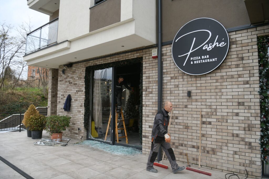 Vojvode Stepe, hronika, Bačena bomba kafić restoran pashe