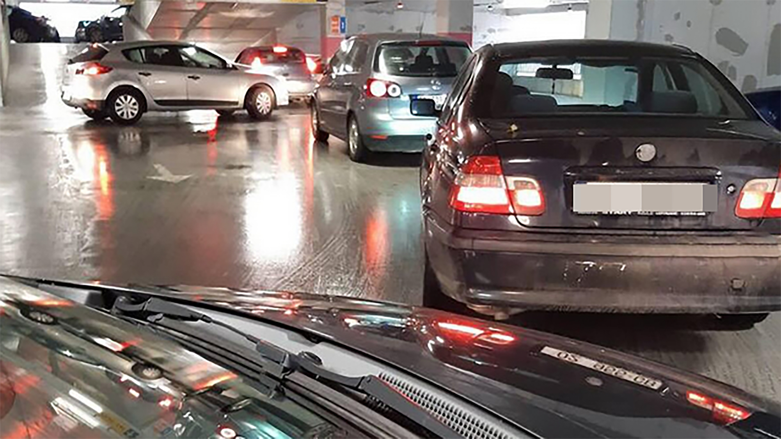 u garaži u kliničkom centru ljudi čekaju puna TRI sata u ovom trenutku da izađu napolje. Ugusice se od izduvnih gasova ionako bolesni ljudi koji dolaze.