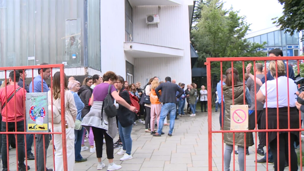 Više desetina roditelja učenika OŠ “Prva vojvođanska brigada” u Novom Sadu okupilo se na protestu u dvorištu škole, zbog incidenta posle dojave o bombi u ponedeljak.
Novi Sad