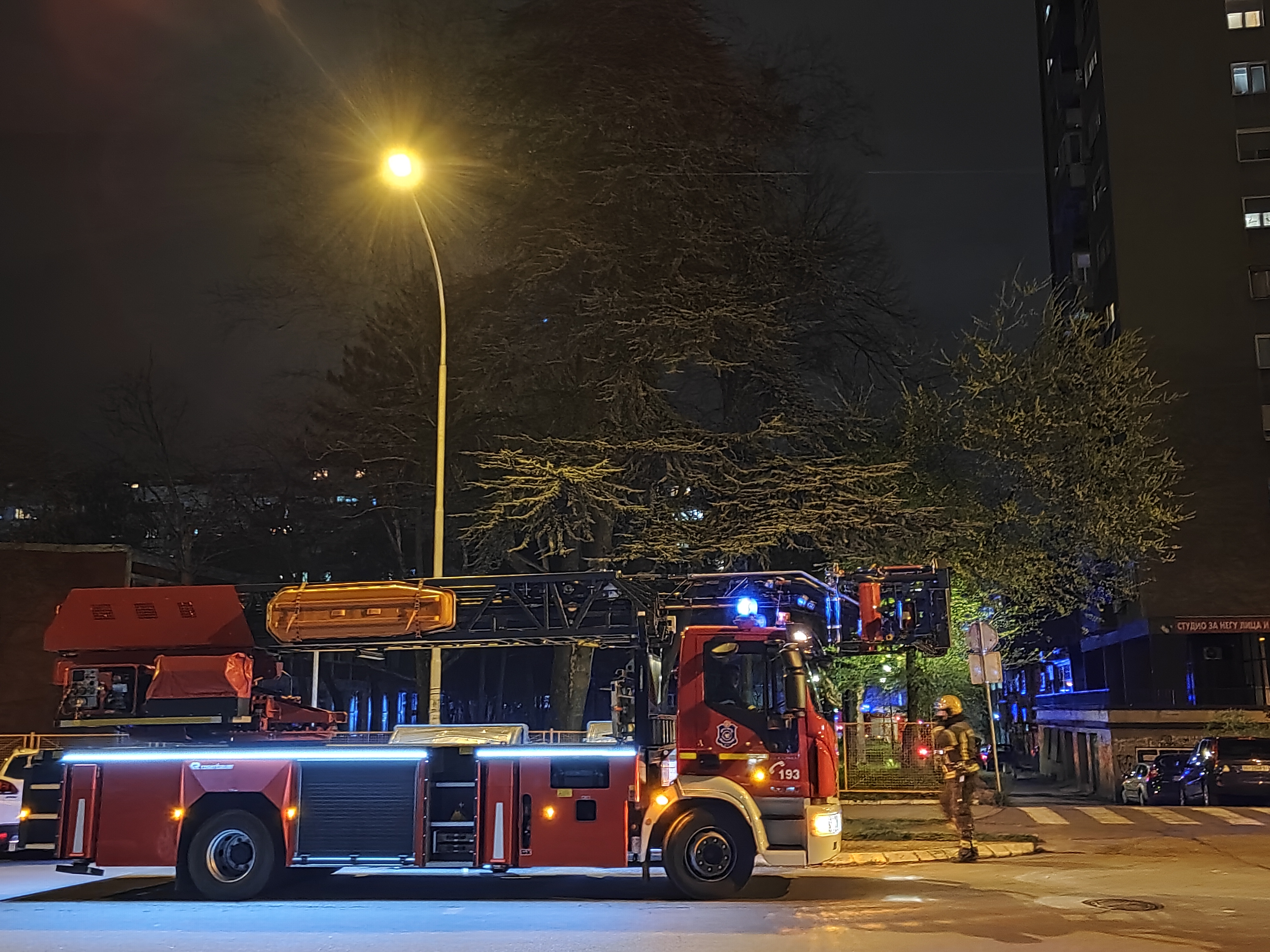 Beograd 10.04.2023. Požar u Bulevaru Mihajla Pupina. Vatrogasci, požar, Novi Beograd, zgrada u kojoj je nekad bio Centrotekstil Foto: Dragan Mujan/Nova.rs