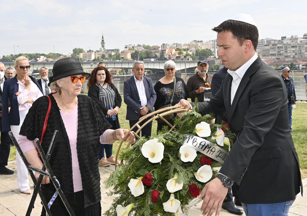 Beograd, 10. maja 2022. - Povodom Dana secanja na zrtve holokausta u Beogradu, 10. maja, predsednik Jevrejske opstine Beograd Aron Fuks polozio je danas venac na Spomenik zrtvama genocida u Drugom svetskom ratu.  FOTO TANJUG/ PREDRAG MITIC/ bg