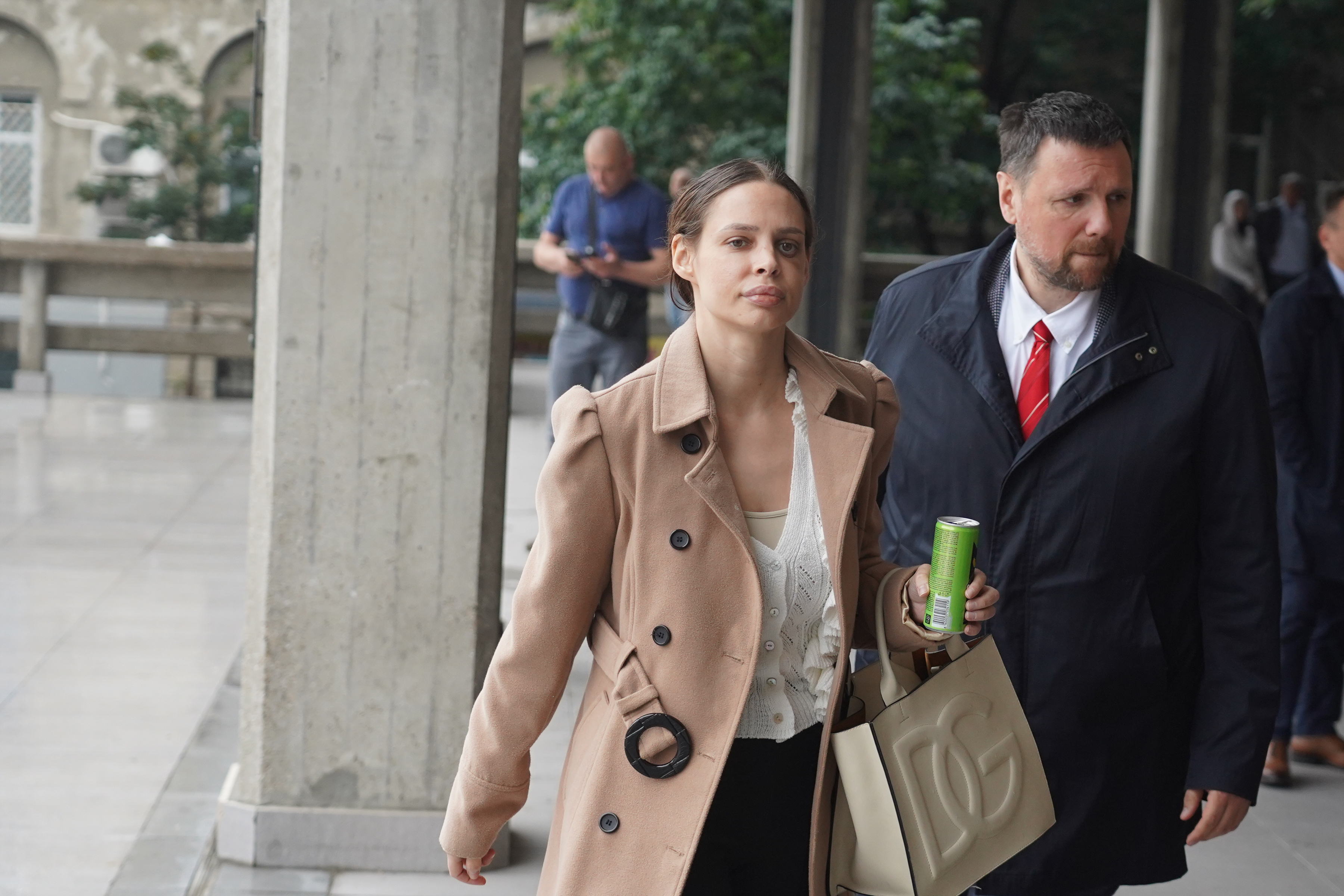 Natas Savija, accompanied by a lawyer, arrives at the Palace of Justice.Natasa Savija u pratnji advokata dolazi u Palatu pravde.