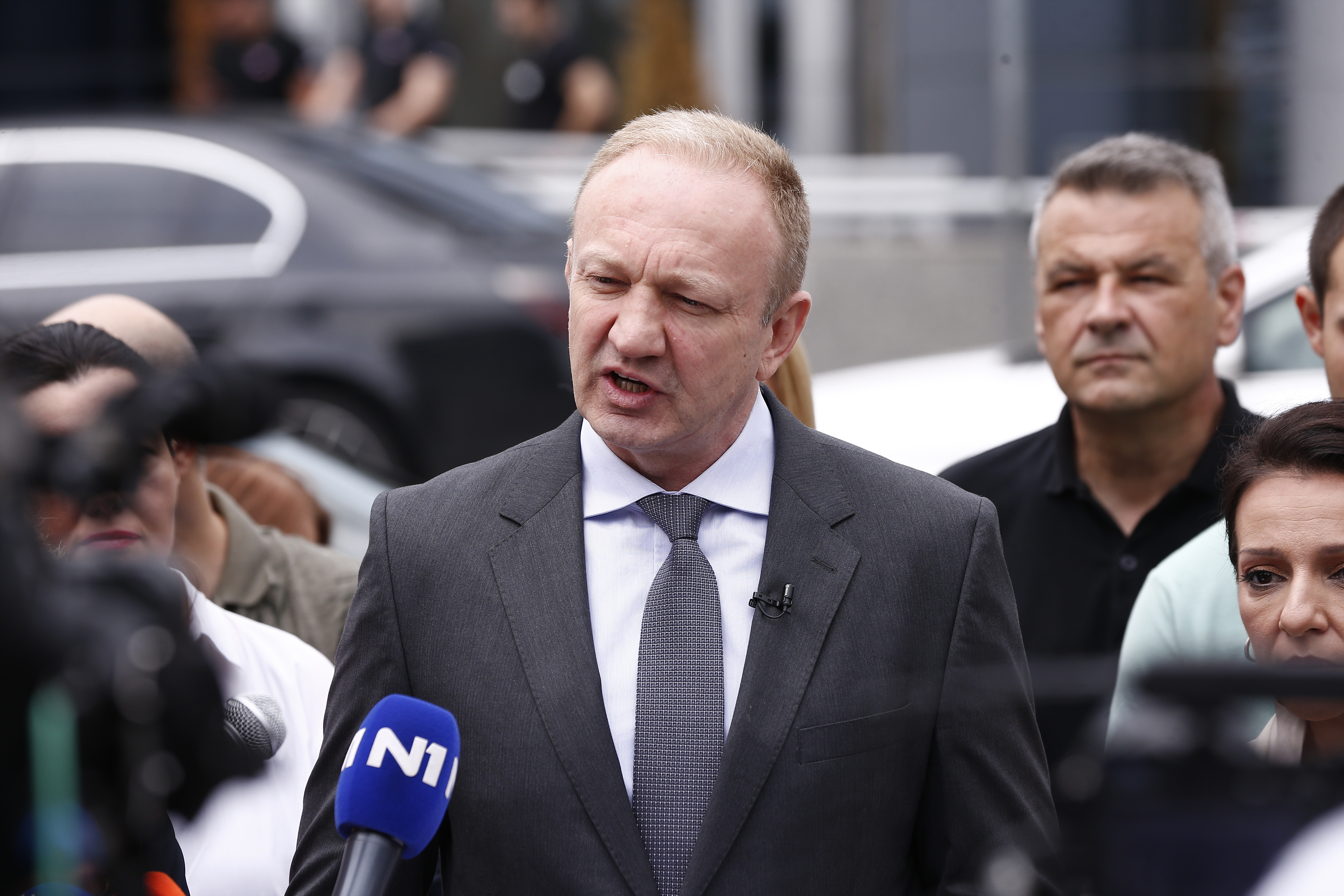 Across the street from the Pink television building, a media conference was held by the president and vice-president of the Freedom and Justice Party, Dragan Djiilas and Marinika Tepic, on the occasion of the "abuse" of artificial intelligence in that tel