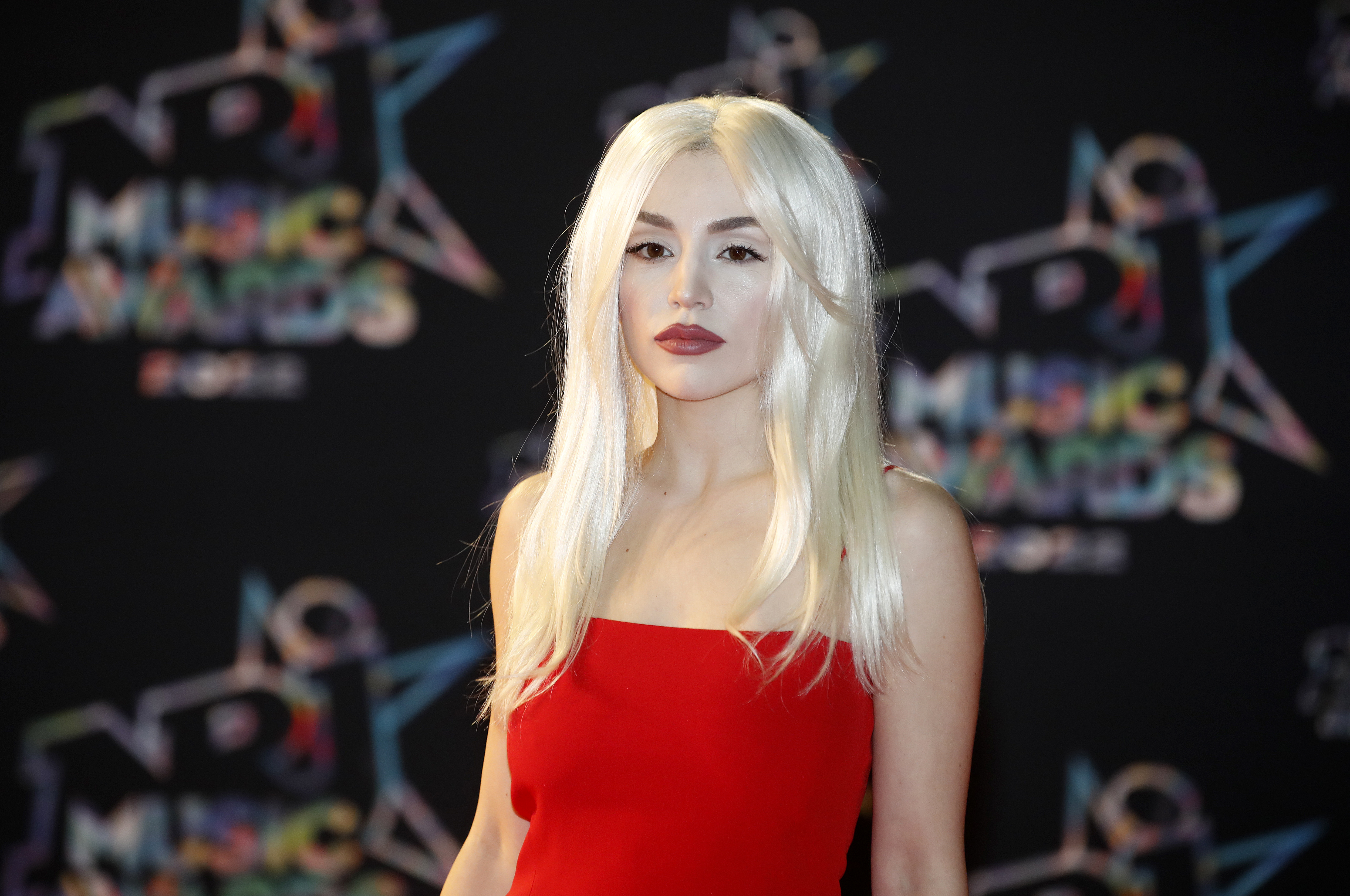 epa10313447 US singer Ava Max arrives for the NRJ Music Awards 2022 at the Palais des Festivals in Cannes, France, 18 November 2022.  EPA-EFE/SEBASTIEN NOGIER