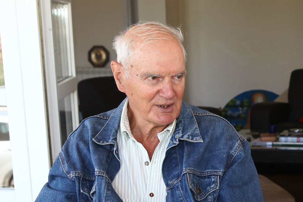 Siniša Pavić, scenarista

Vlasotince 12.08.2011.

Tika Spic iz serije Porodicno blago
Kafana, restoran Borina cesma, najstariji restoran na jugu Srbije

Sta se kuva po Srbiji, JUZNA SRBIJA, JUG
Blic Zena Kuhinja

Foto: Zoran Loncarevic