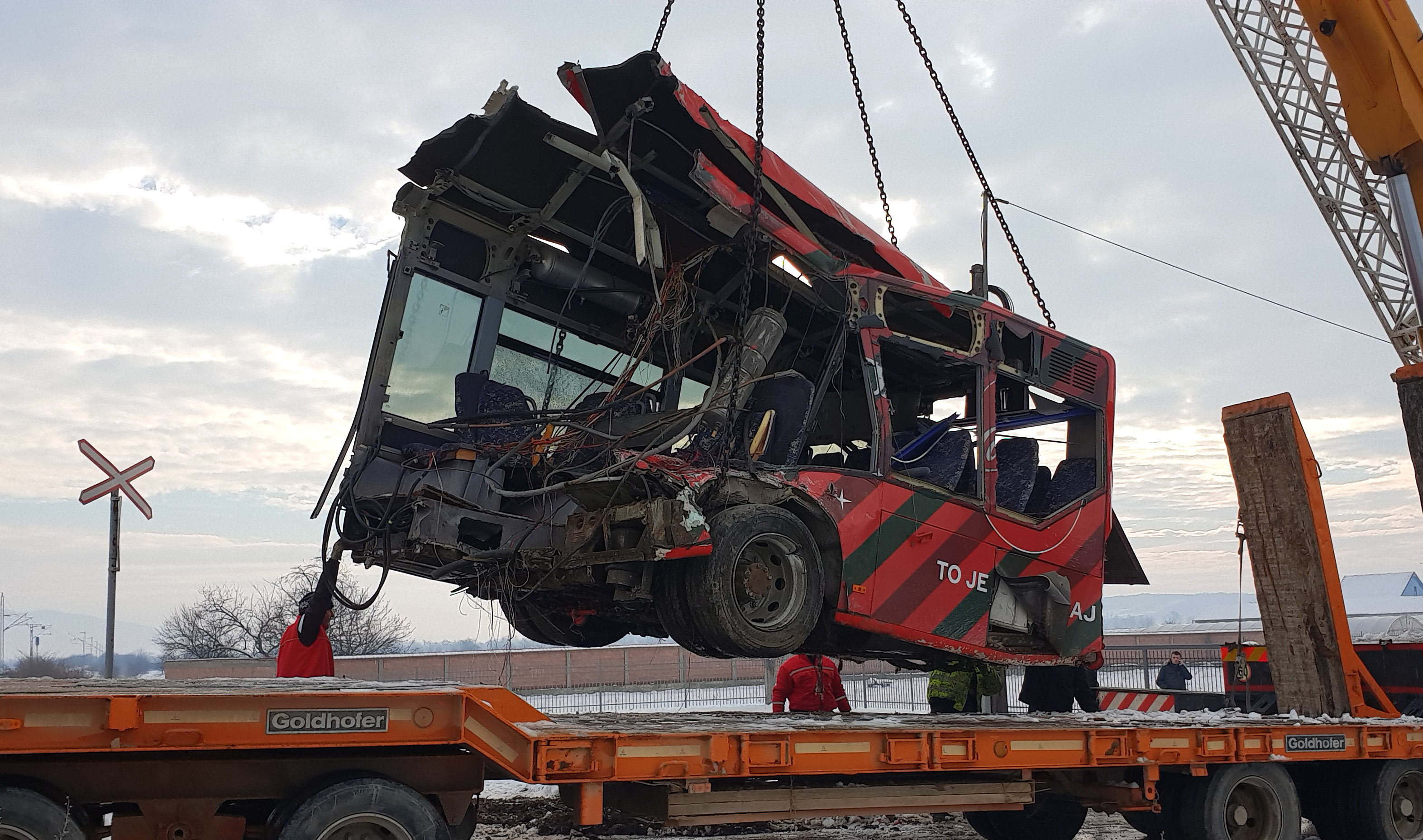 Donje Međurovo, Nis, Srbija, 21 nesreća, voz udario u autobus Foto:EPA-EFE/ĐORĐE SAVIĆ