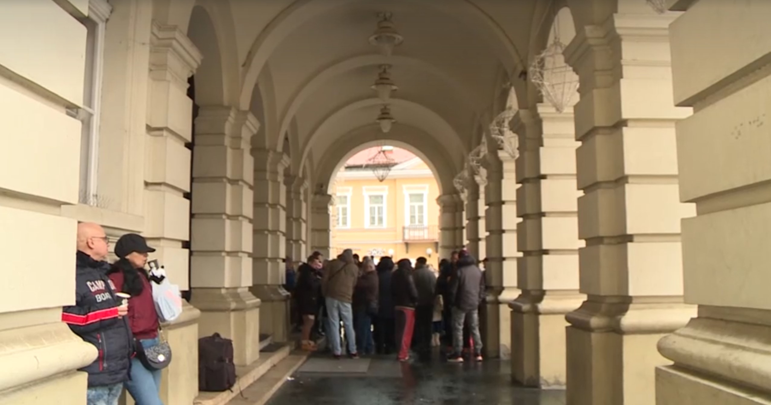 Bivši radnici DES-a, preduzeća za zapošljavanje osoba sa invaliditetom, protestovali su ispred gradske kuće u Novom Sadu zbog neisplaćenih obaveza države prema 150 otpuštenih radnika.