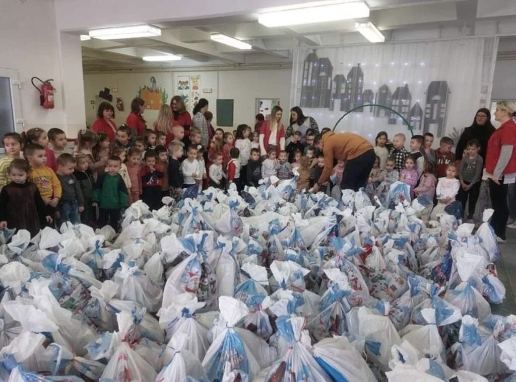 Skupljanje paketica za decu na Kosovu i metohiji u decembru u beogradu ispred hrama sv save