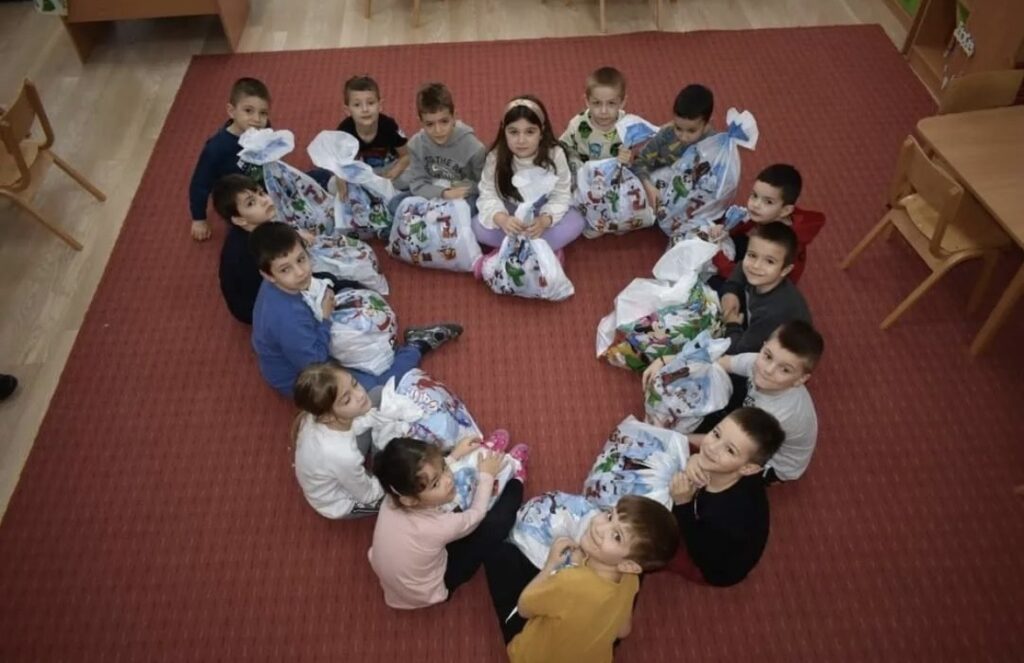 Skupljanje paketica za decu na Kosovu i metohiji u decembru u beogradu ispred hrama sv save