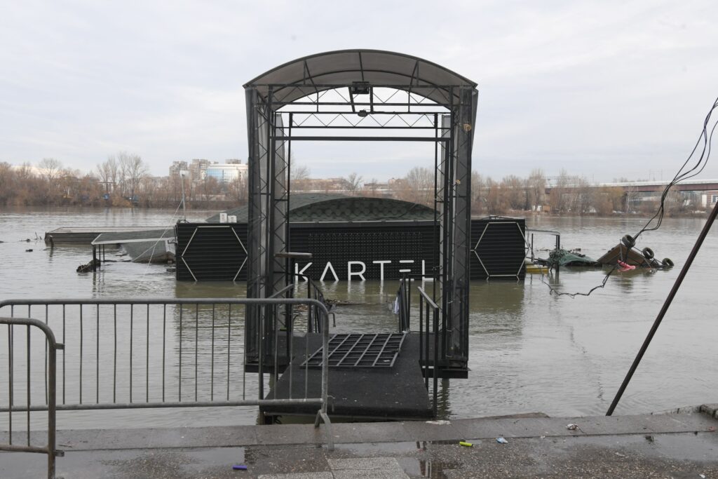 Beograd 24. decembar 2023. Beogradski splav Kartel na Savi kod Sajma potonuo je sinoc Foto:Goran Srdanov/Nova.rs