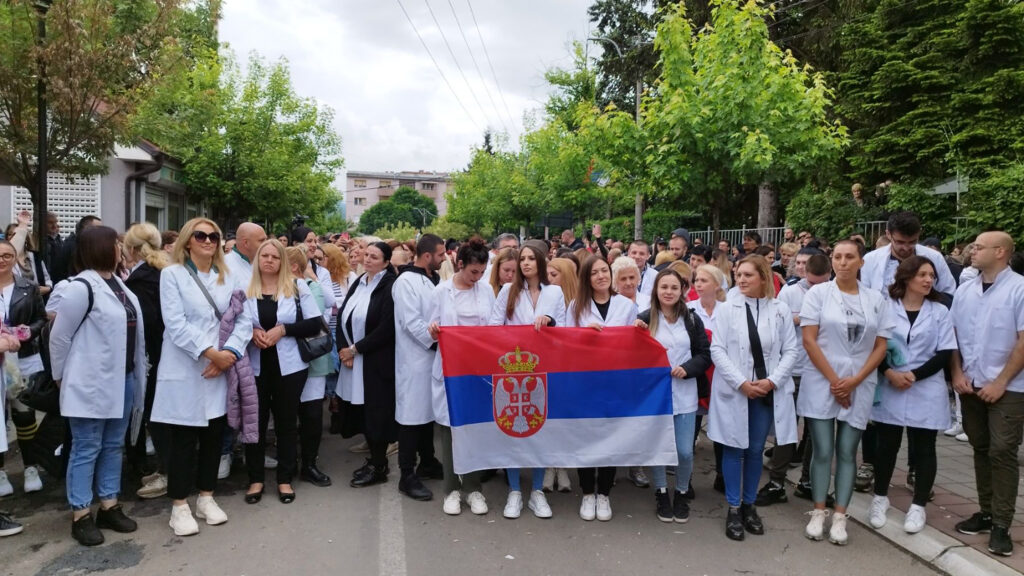Zvečan, 31. maja 2023 - Lekari i zaposleni u KBC Kosovska Mitrovica došli da podrže mirni protest u Zvečanu. FOTO TANJUG/ STR/bs