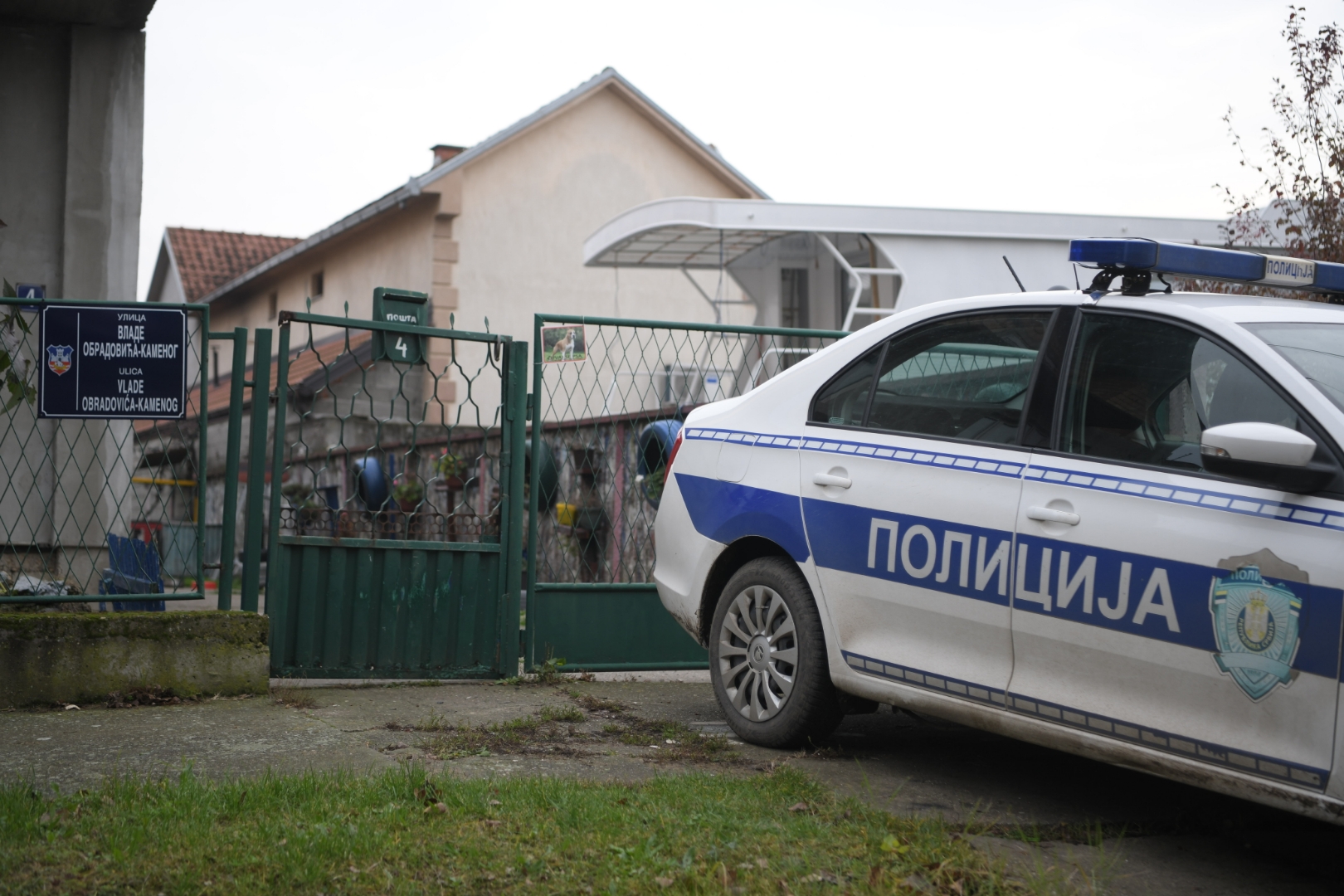 Beograd 08. decembar 2022. Ugrinovci dan posle pucnjave, muškarac izrešetan u BMW Brutalno ubistvo usred dana u Ugrinovcima policija uviđaj Foto:Dragan Mujan