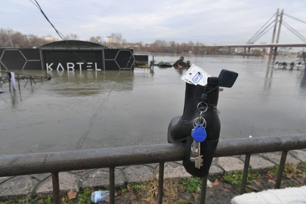 Beograd 24. decembar 2023. Beogradski splav Kartel na Savi kod Sajma potonuo je sinoc cizmica kljucevi kondom Foto:Goran Srdanov/Nova.rs