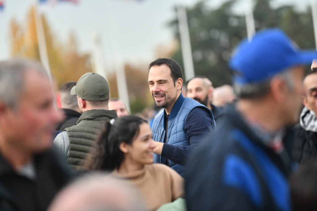 Beograd 02. decembar 2023. Pristalice SNS simpatizeri dolaze na skup SNS u Stark Arenu, Srpska napredna stranka obezbedjenje ljudi u crnom obezbedjenje Foto:Vesna Lalić/Nova.rs