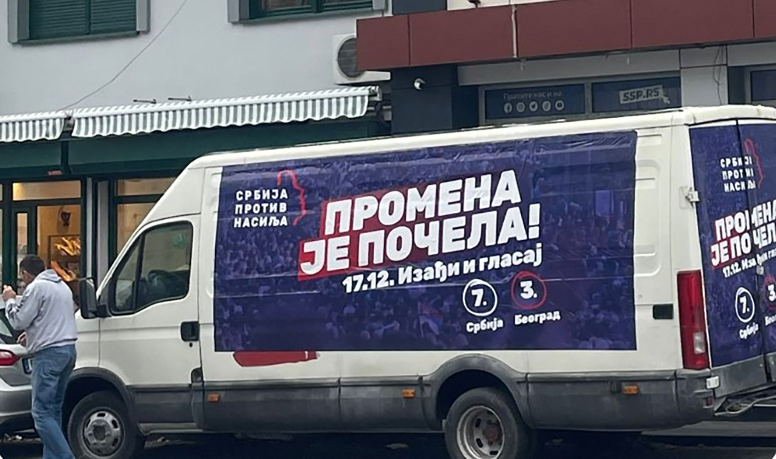 kombi, ispred ssp, napravljen bilbord srbija protiv nasilja, promena je počela