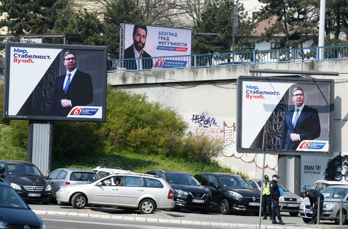 Beograd 29.03.2022. Bilbord, bilbordi, predizborne kampanje, predizborna kampanja, stranke, koalicije, reklame, reklma, izbori. Mir stabilnost, Vučić, broj 6, Beograd grad mogućnosti, Aleksandar Šapić broj 1 
Foto: Vesna Lalić/Nova.rs