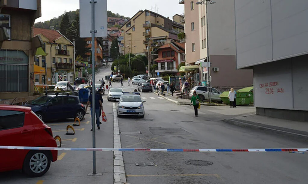 Pucnjava u centru Užica, pored mnogih građana i učenika: Tri osobe ranjene, policija blokirala saobraćaj